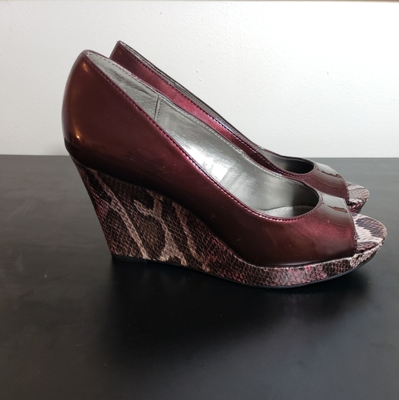 Bandolino Snakeskin Wedge - Picture 2 of 5